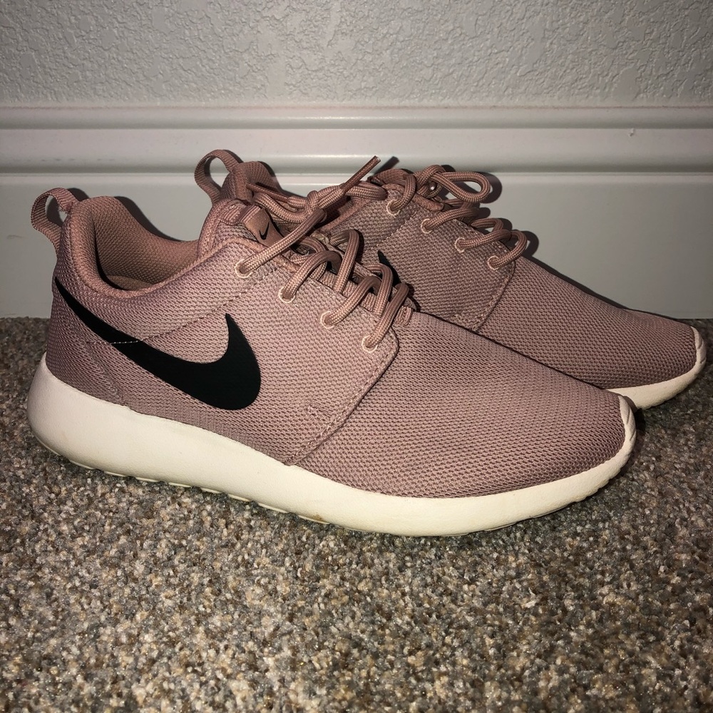 Nike Rosche size 8
